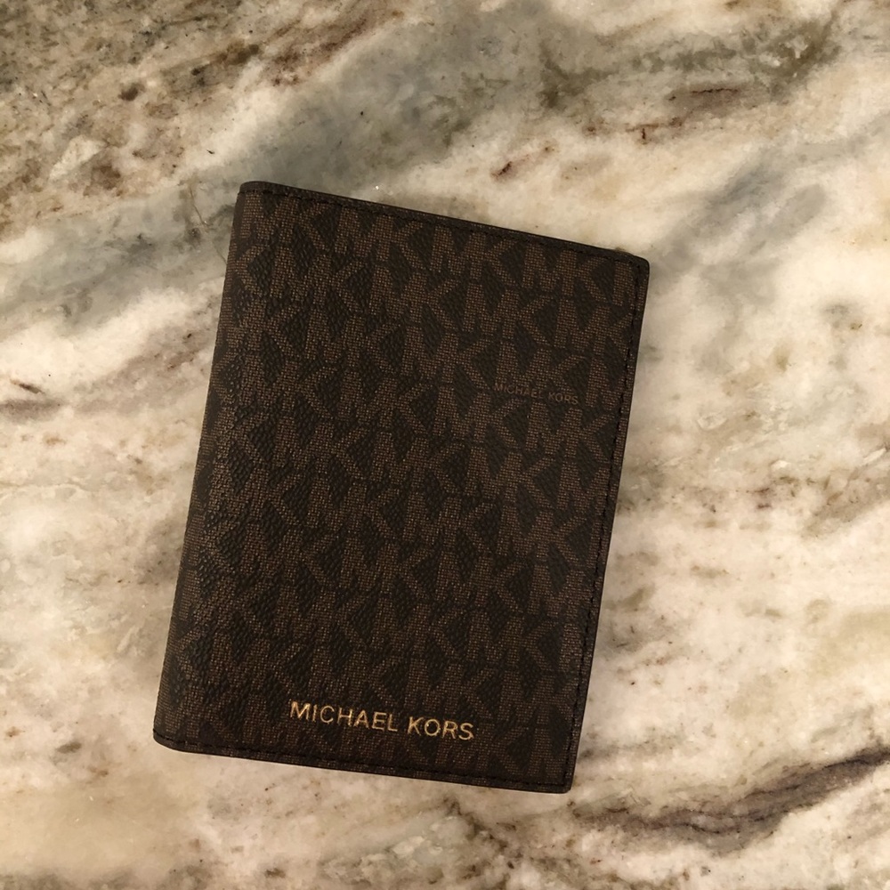 Michael kors jet set passport wallet